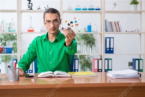 Los Estudiantes Tomar El Examen De Química.